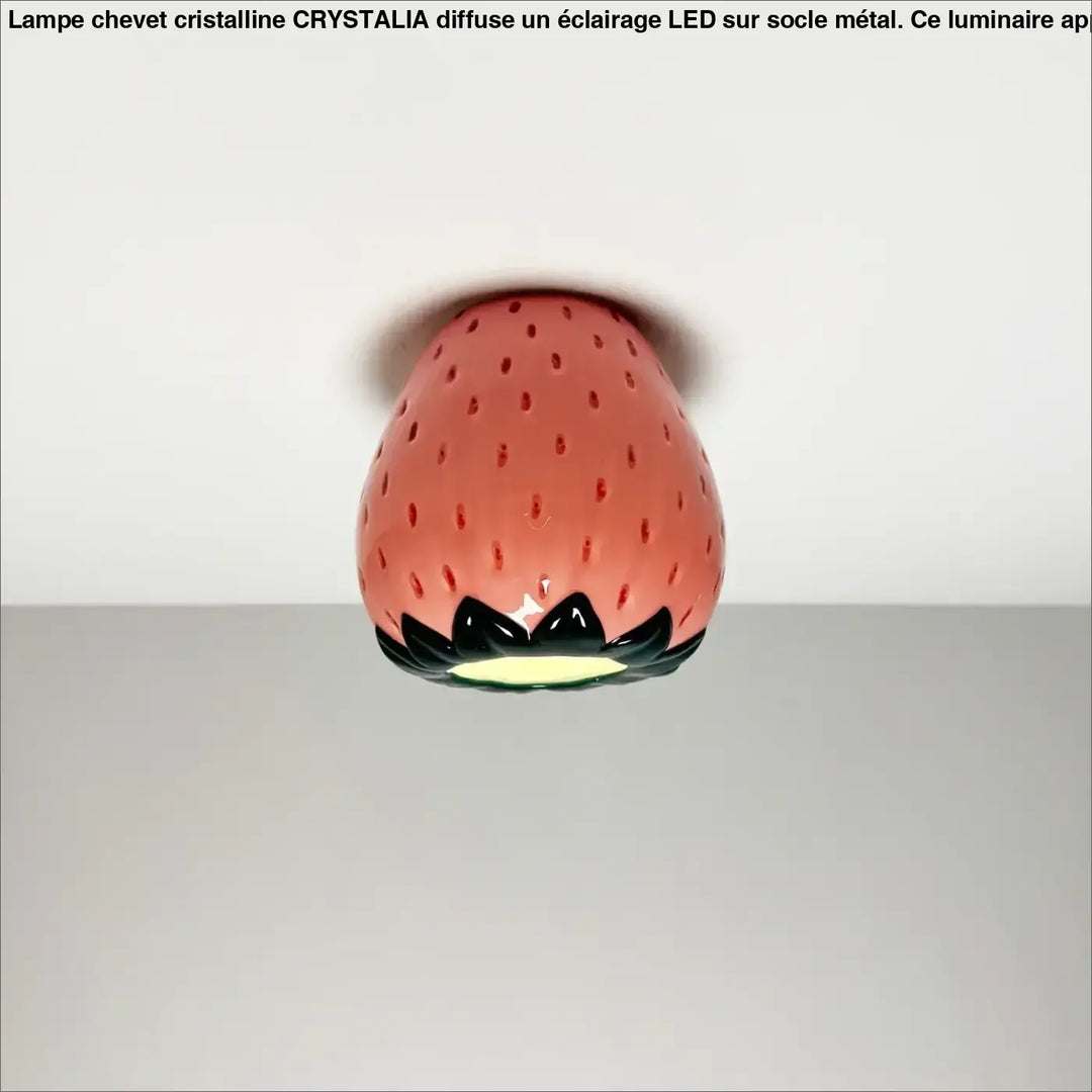 Luminaire plafonnier cosy en céramique rose brillant en forme de fraise avec feuilles noires et base lumineuse jaune