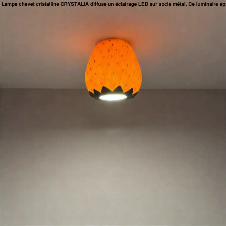 Luminaire plafonnier cosy orange en forme de fraise avec accents de feuilles noires pour un plafonnier cosy design