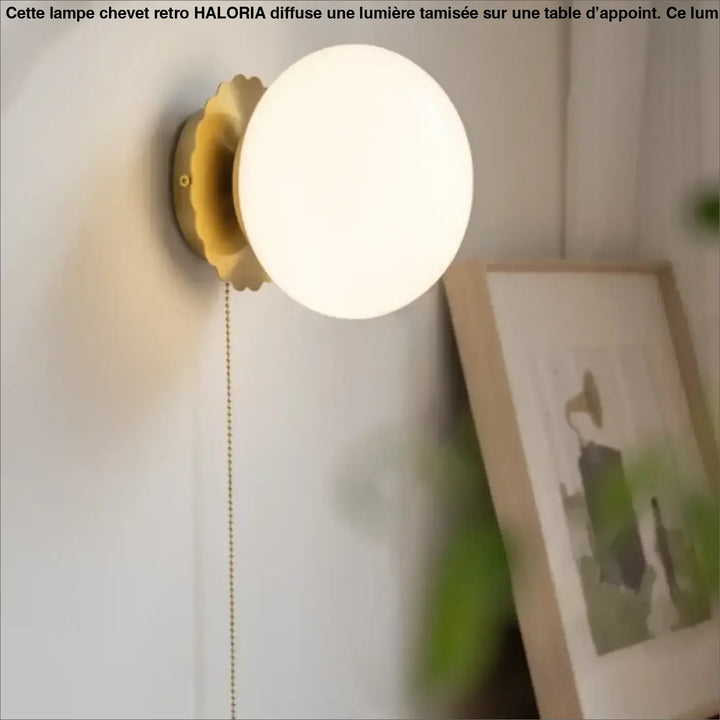 Applique murale sally en métal doré avec globe en verre dépoli et base festonnée pour décoration murale élégante