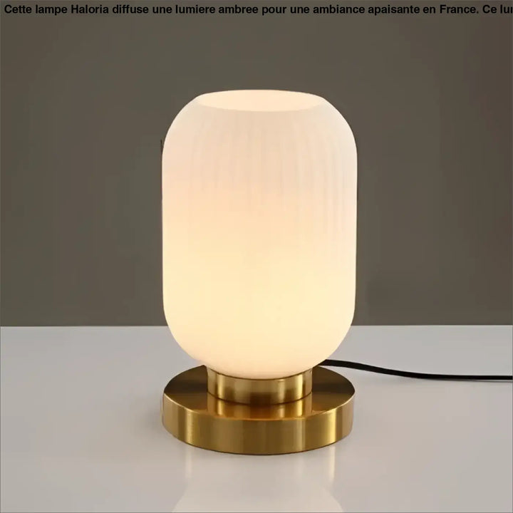 Lampe de table véty avec abat-jour en verre blanc dépoli cannelé et socle en laiton poli piles sont-elles incluses
