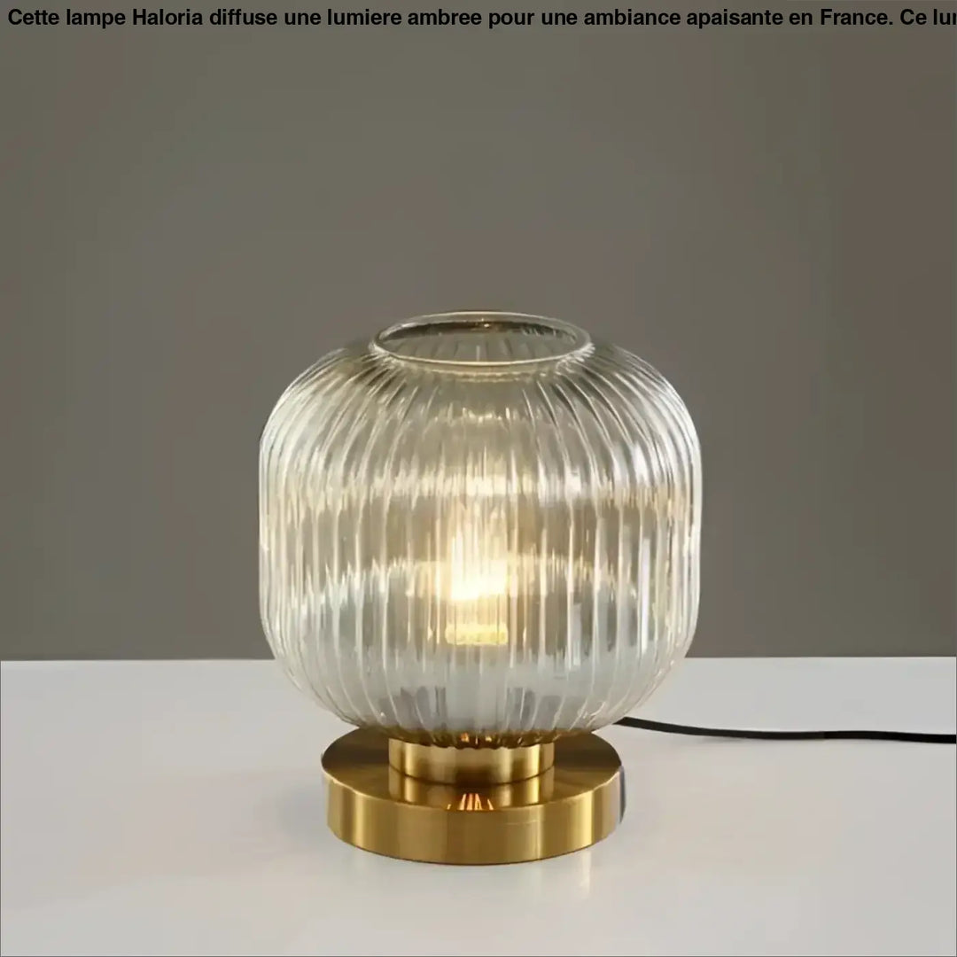 Lampe de table véty avec abat-jour en verre translucide côtelé et base en laiton poli sont-elles incluses piles sont-elles nécessaires