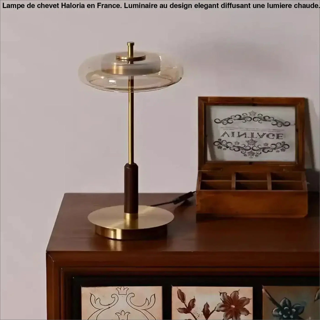 Lampe de chevet moderne en laiton avec abat-jour en verre transparent et détail en bois foncé sur la tige