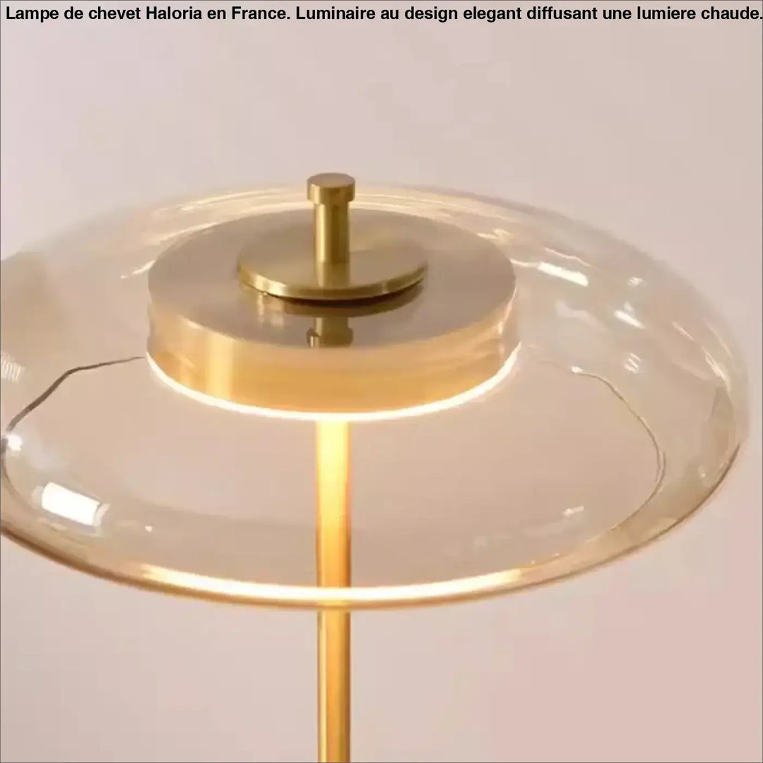 Lampe de chevet moderne cuivrée avec abat-jour en verre translucide en forme de dôme et base circulaire illuminée en métal doré