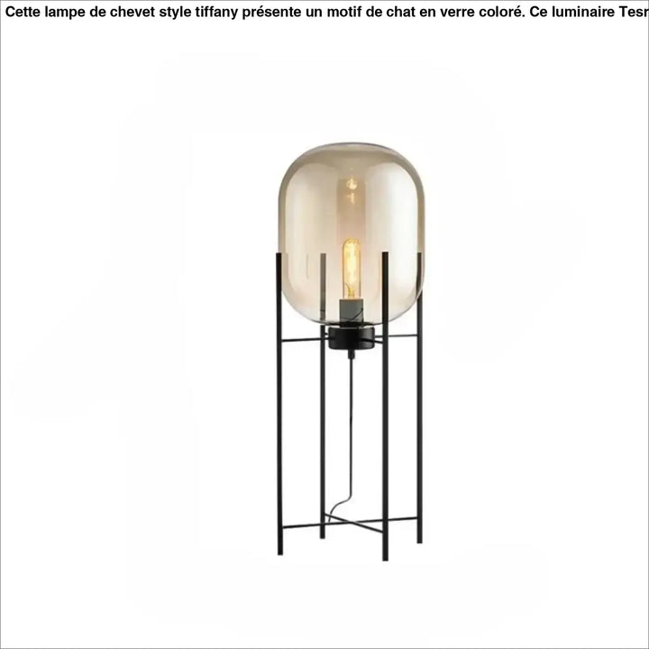 Lampadaire vito avec cadre metal noir et globe verre ambre translucide créant un effet abat-jour ambre élégant