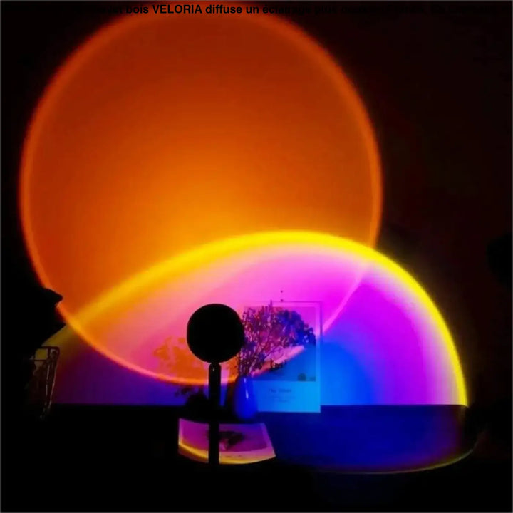Lampe de chevet bois veloria projetant un éclairage plus en dégradé arc-en-ciel sur une table d’appoint sombre