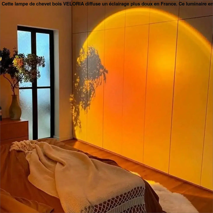 Lampe de chevet bois veloria projetant un éclairage plus chaud en dégradé orange et jaune sur un mur