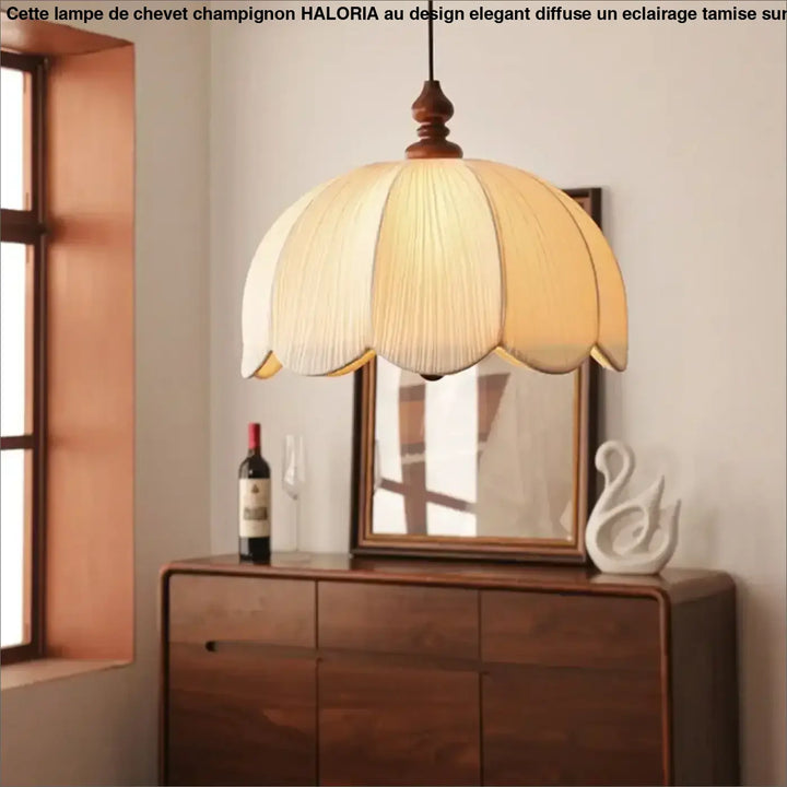 Suspension luminaire arssu avec abat-jour en tissu plissé crème et dessus en bois forme pétale, finition tissu plissé