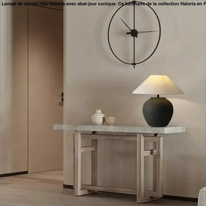 Lampe de chevet vesper avec horloge murale noire minimaliste et abat-jour conique pour un chevet chic
