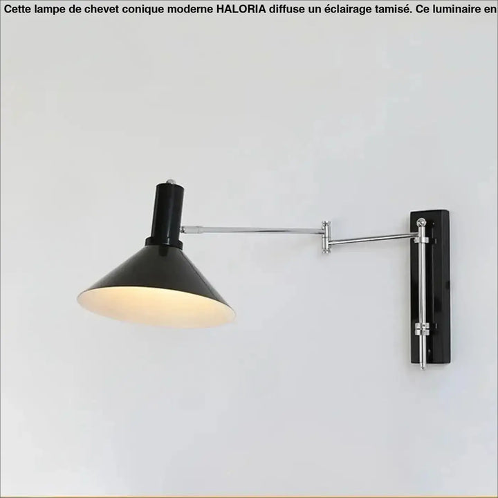 Applique murale design noire avec bras articulé et accents chrome pour un éclairage mural moderne et ajustable