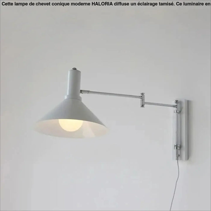 Applique murale design blanche avec bras articulé et abat-jour conique minimaliste pour un éclairage mural élégant