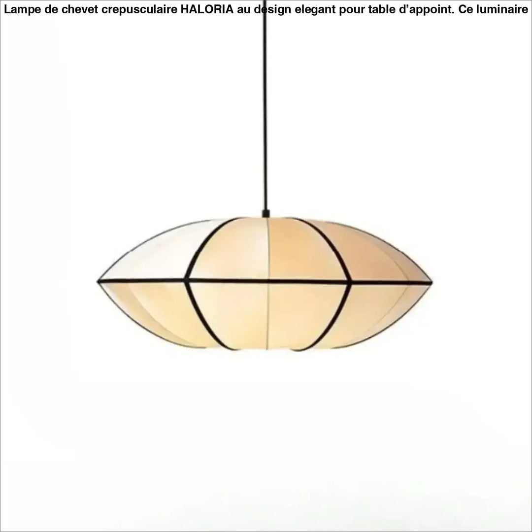 Suspension luminaire veluma avec abat-jour ovale allongé en tissu beige translucide et structure noire donnant une lumière chaude