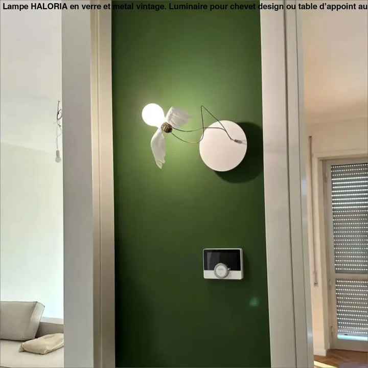 Applique murale contemporaine blanche artia avec bulbe sphérique et design élégant en forme d ailes délicates