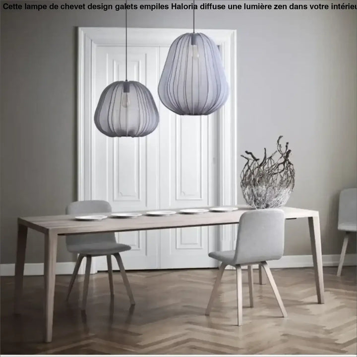 Suspension luminaire orbys en fil métallique gris avec design organique moderne au-dessus de la table à manger