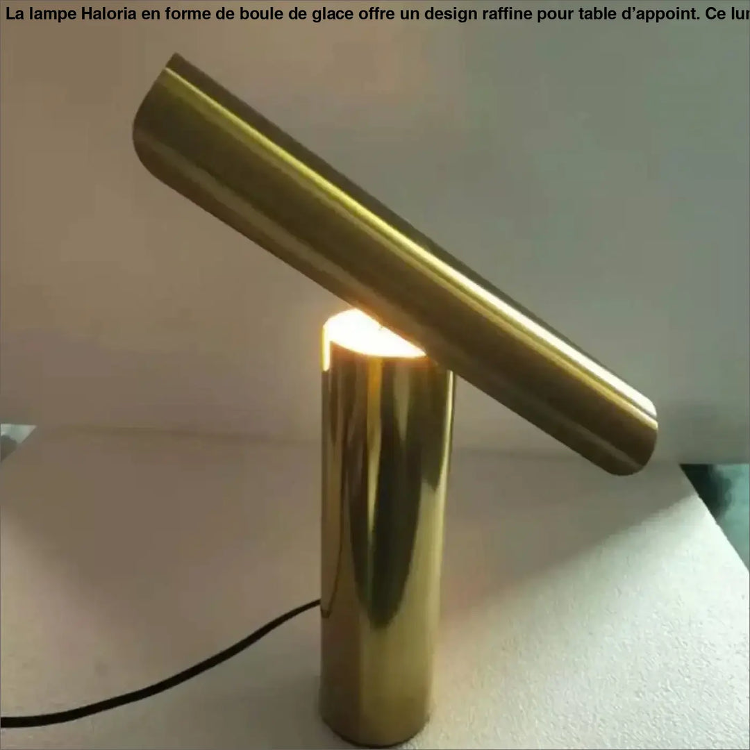 Lampe de chevet iZO en laiton poli avec design cylindrique minimaliste pour un éclairage moderne et élégant