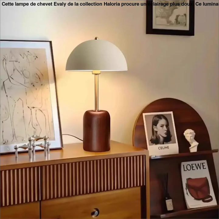 Lampe de chevet evaly avec abat-jour blanc mat, tige en laiton poli et base en bois brun pour design contemporain et lumière douce