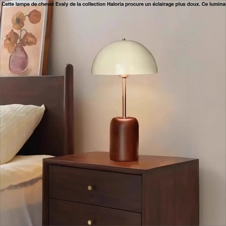 Lampe de chevet evaly avec abat-jour blanc en verre crème et design contemporain en laiton pour lumière douce