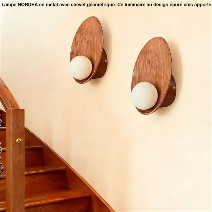 Paire d’applique murale minimaliste en bois avec cadres ovales lisses et globes en verre dépoli frosted