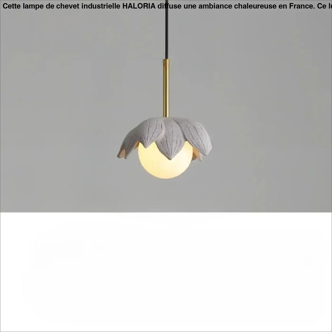 Suspension luminaire kalyx en céramique grise en forme de lotus avec ampoule sphérique chaleureuse nichée au centre des pétales