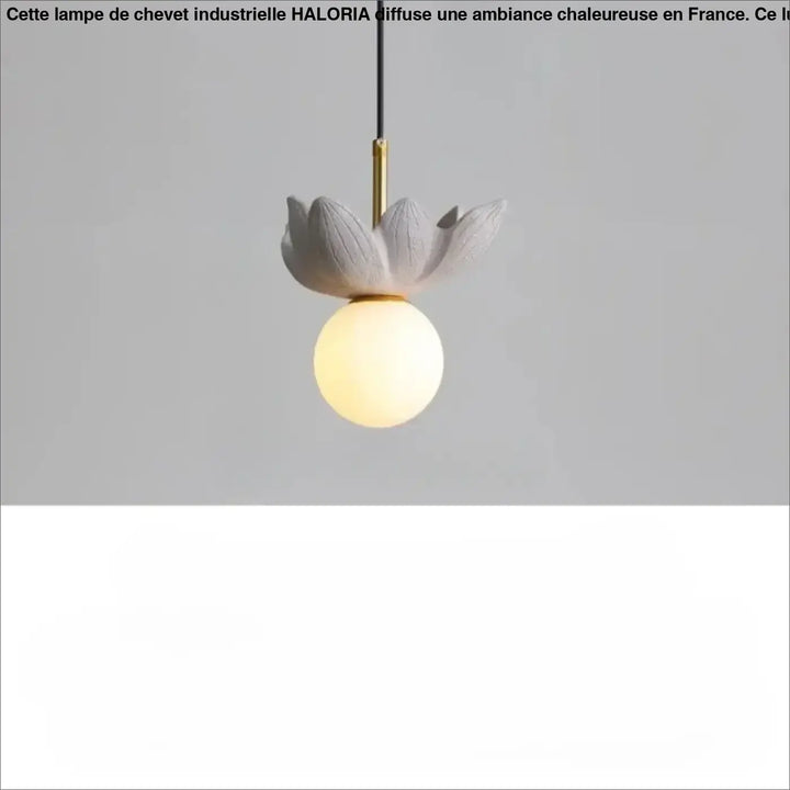 Suspension luminaire kalyx en céramique grise en forme de lotus avec tige dorée et ampoule sphérique chaude