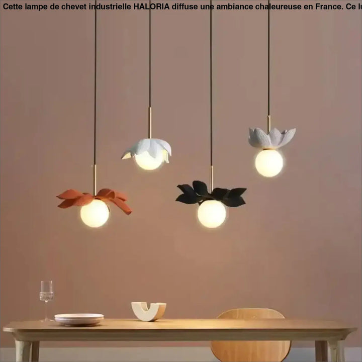 Suspension luminaire kalyx avec trois suspensions en céramique mate à motifs floraux et ampoules sphériques encastrées