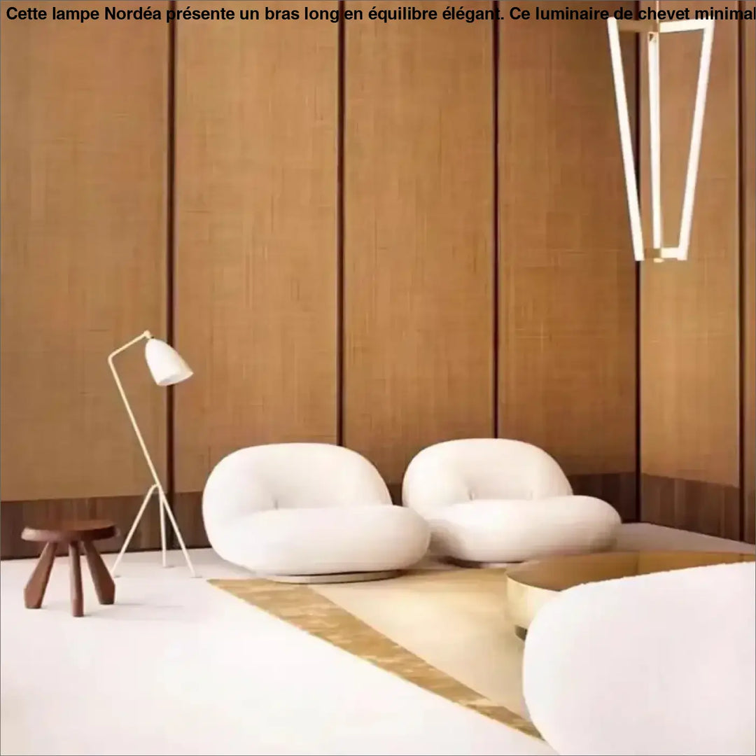 Suspension luminaire riana avec deux fauteuils nuage blancs en tissu doux dans une pièce minimaliste moderne