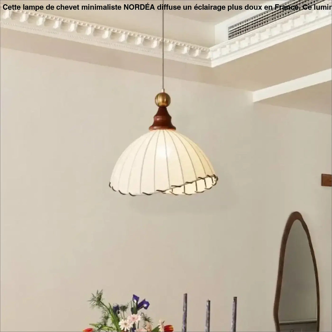 Suspension luminaire eldora vintage avec abat-jour en verre côtelé crème et base métal effet bois foncé