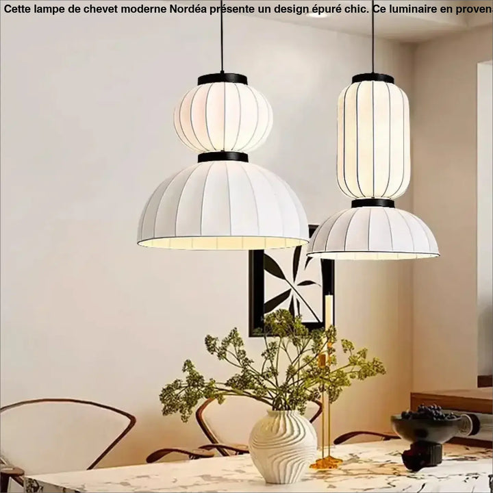 Suspension luminaire dualis avec trois lampe blanche plissée et accents métal noir formes superposées élégante
