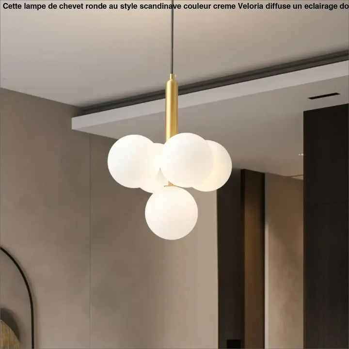 Suspension luminaire dinah avec quatre boules rondes en verre blanc milky white suspendues à une tige métallique dorée
