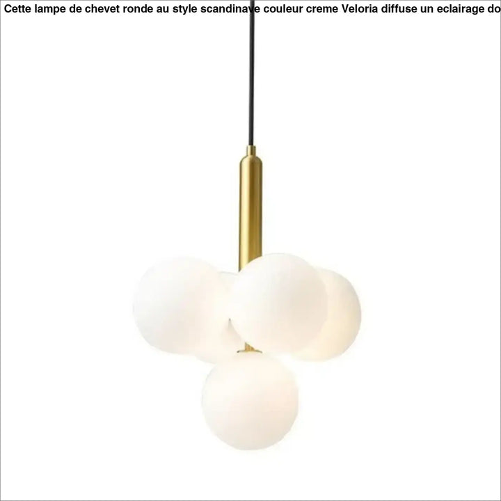 Suspension luminaire dinah avec tige finition laiton et cinq globes ronds en verre blanc laiteux pour intérieur moderne