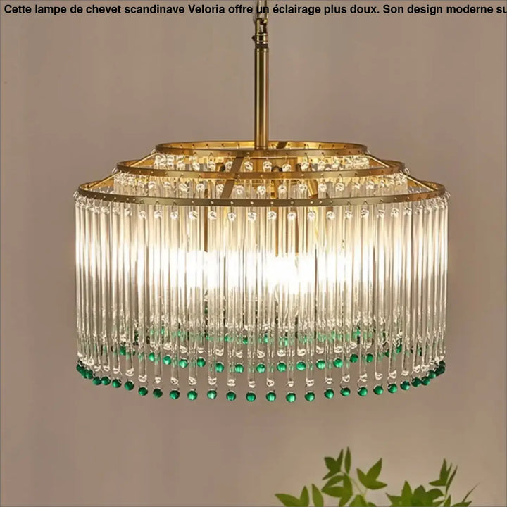 Suspension luminaire stalac avec cadre en laiton, tiges de verre transparentes en cascade et perles de cristal vertes