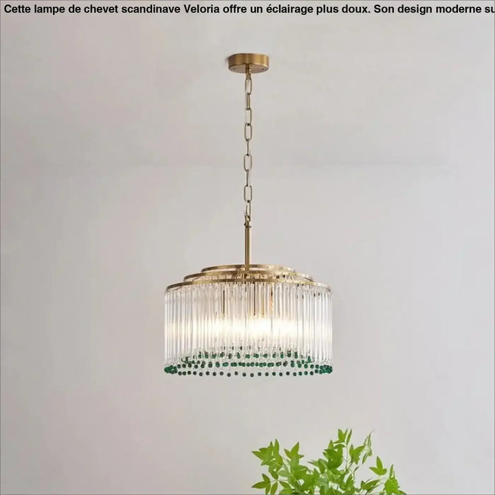 Suspension luminaire stalac avec finition laiton, tiges en verre verticales et perles vertes suspendues