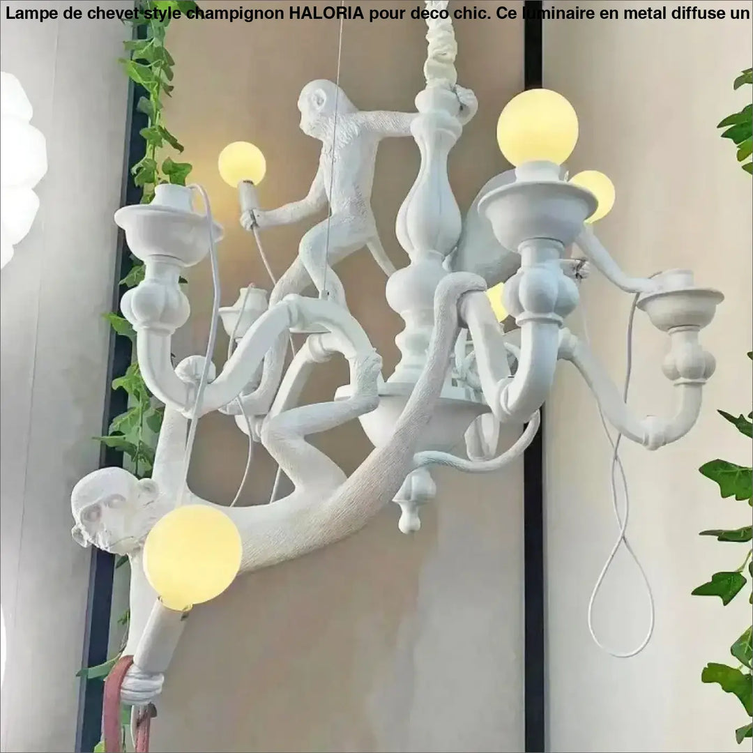 Lustre contemporaine blanc avec singes sculptés et luminaires globe jaune pour une allure animée et élégante