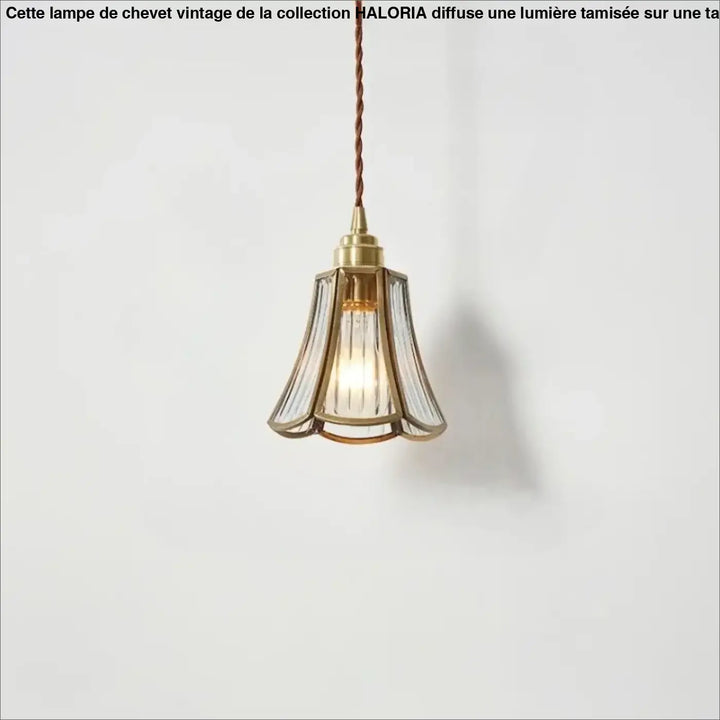 Suspension luminaire aurelia avec verre cannelé clair et métal doré suspendue par un cordon torsadé brun