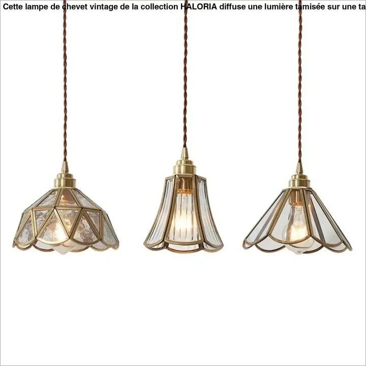 Suspension luminaire aureL avec trois luminaires en métal doré et verre cannelé géométrique clair suspendus par cordons torsadés