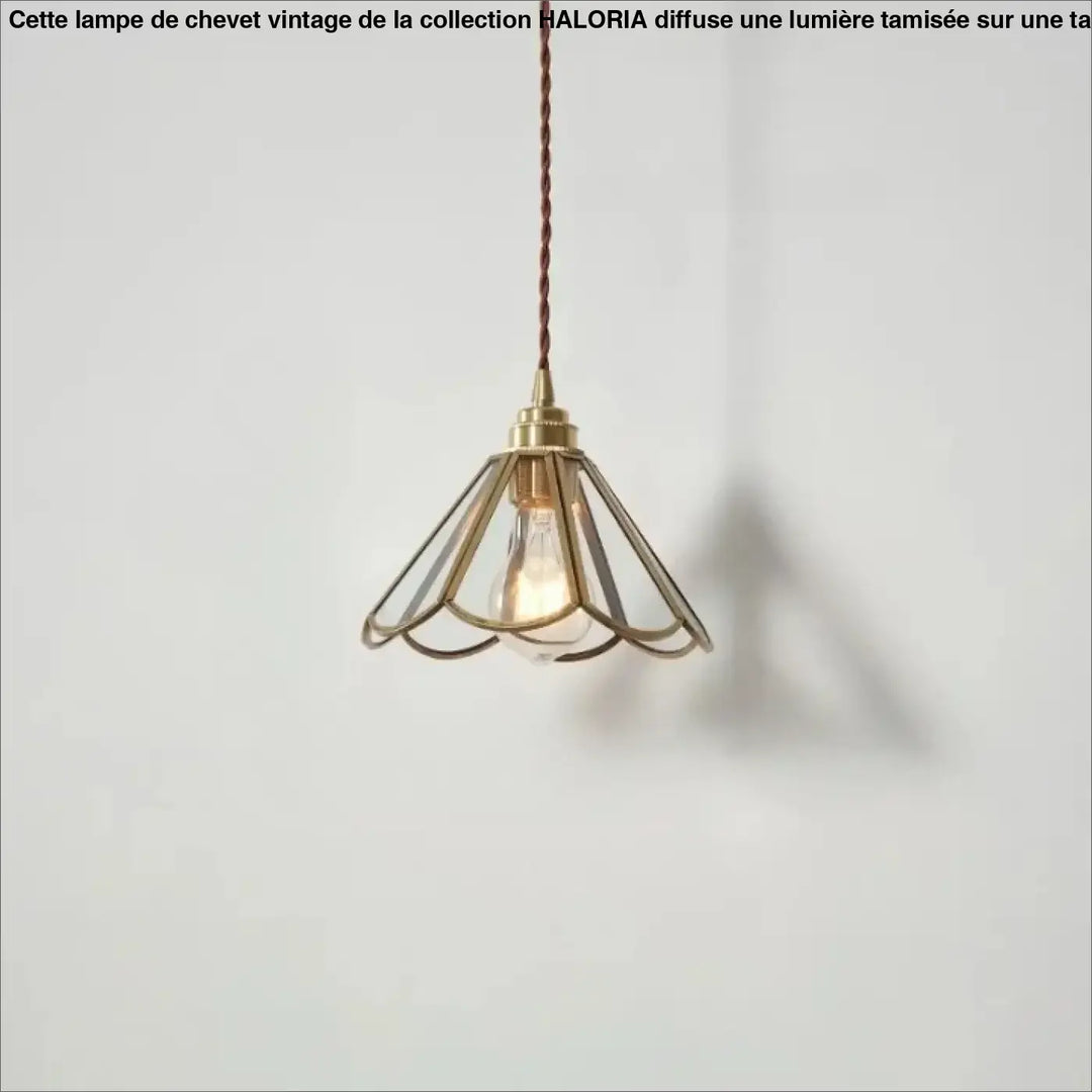 Suspension luminaire aureL en métal doré avec un verre cannelé en forme de pétale et une ampoule à filament visible