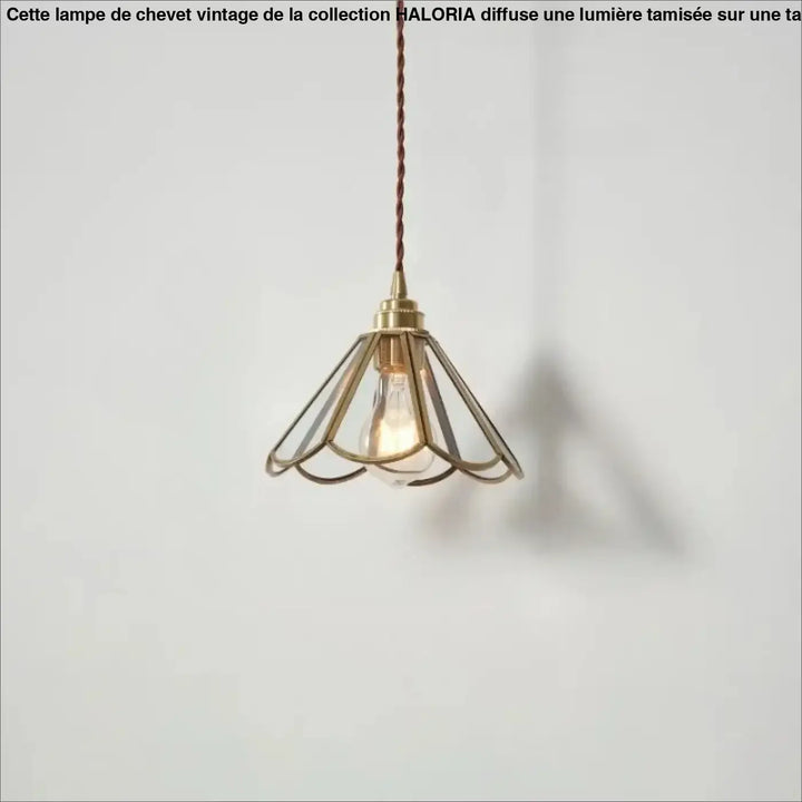 Suspension luminaire aureL en métal doré avec un verre cannelé en forme de pétale et une ampoule à filament visible