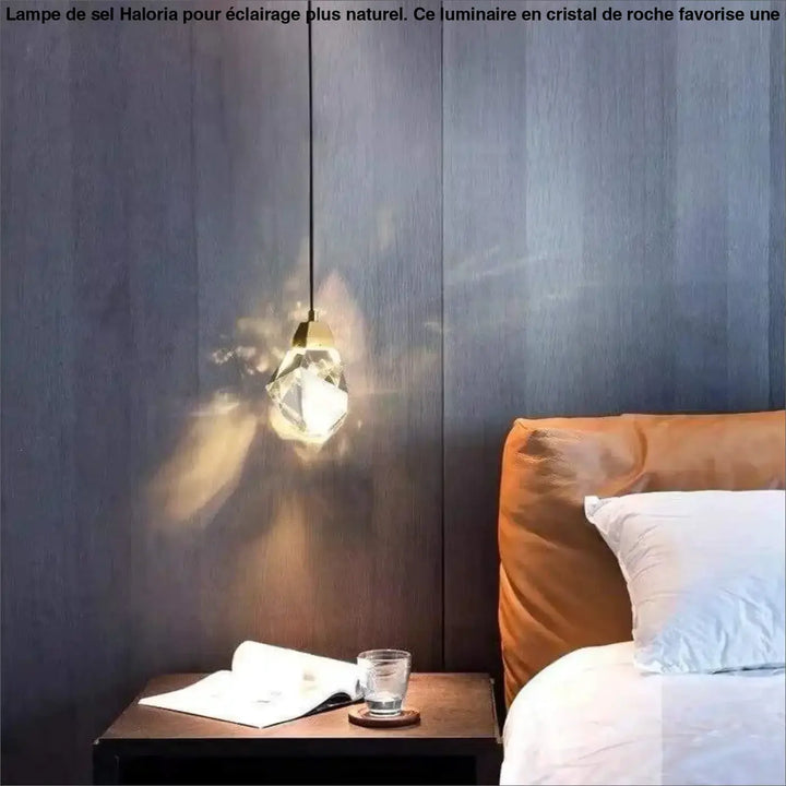 Lampe de sel haloria suspension cristal avec finition dorée et abat-jour en verre facetté pour éclairage plus et table d’appoint décoration plus