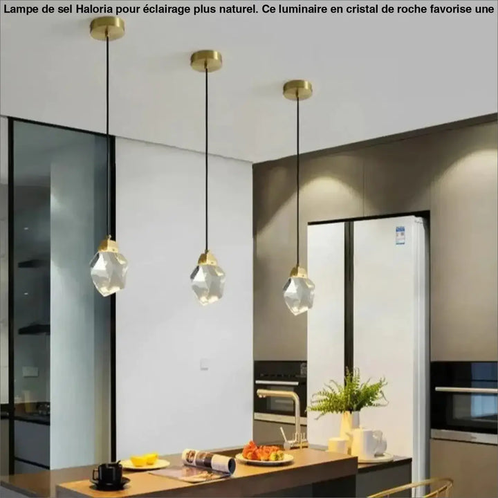 Trois lampes suspendues haloria en cristal avec finition dorée et globes facettés pour un éclairage plus raffiné