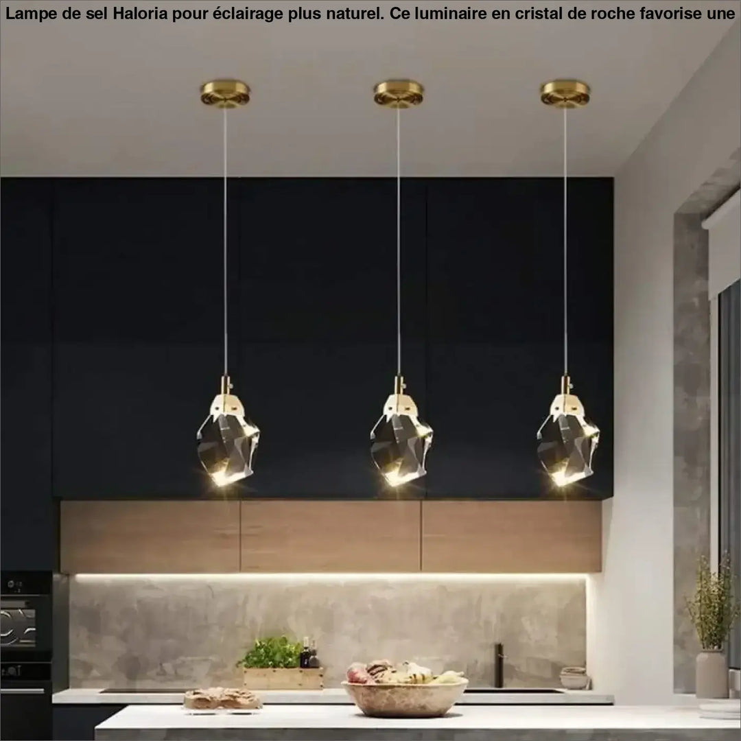 Trois lampes de sel haloria à suspension avec finitions dorées et abat-jour en verre facetté pour éclairage plus au-dessus d’une table d’appoint