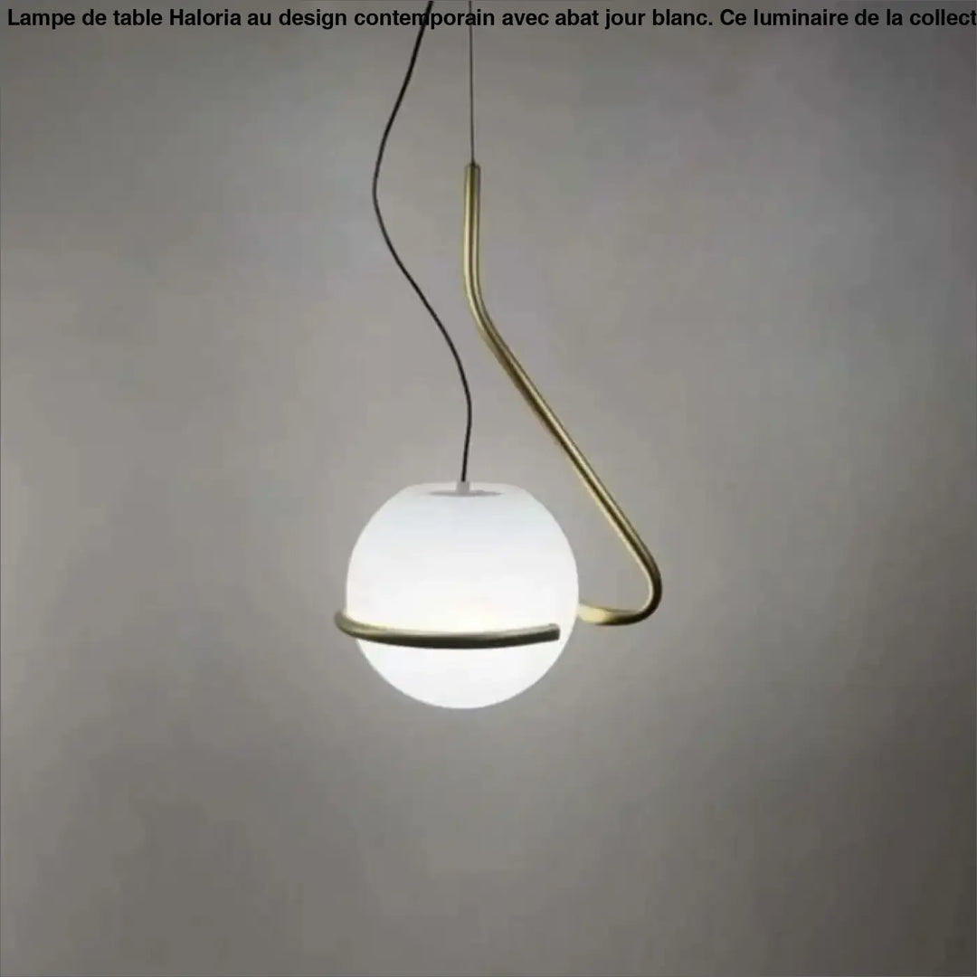 Suspension luminaire asim avec globe opalin sphérique et bras asymétrique en métal couleur laiton élégant
