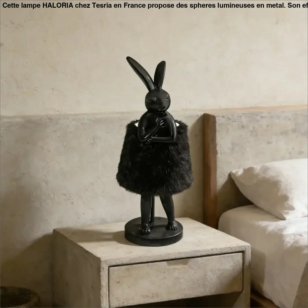 Lampe de table bunello avec figurine lapin noir brillant et robe duveteuse noire sur base circulaire pour table design lapin