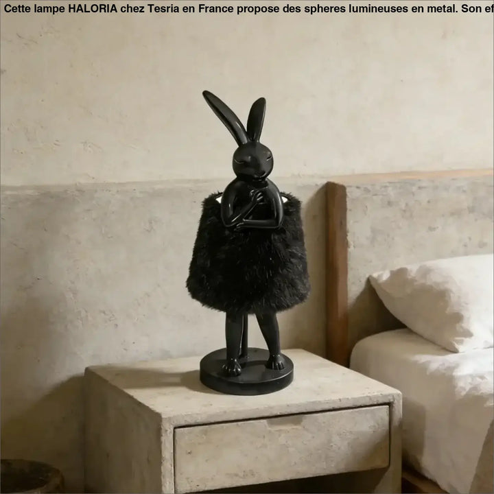 Lampe de table bunello avec figurine lapin noir brillant et robe duveteuse noire sur base circulaire pour table design lapin