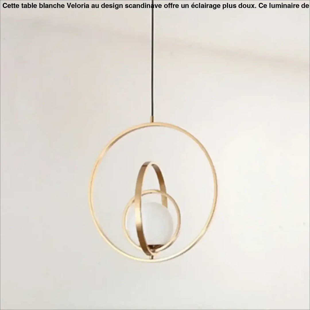 Suspension luminaire lumens élégante avec bagues circulaires imbriquées dorées et globe en verre dépoli