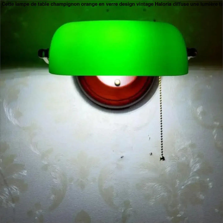 Applique murale design en verre vert vif avec base rouge circulaire et chaîne noire pour un éclairage original murale design