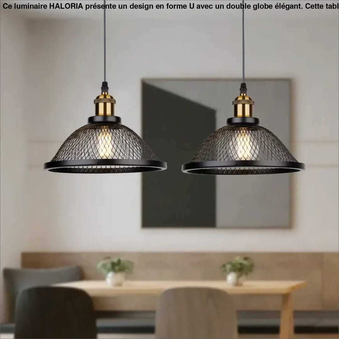 Suspension luminaire meshka en métal noir avec design en maille tissée et accents en laiton élégant et moderne