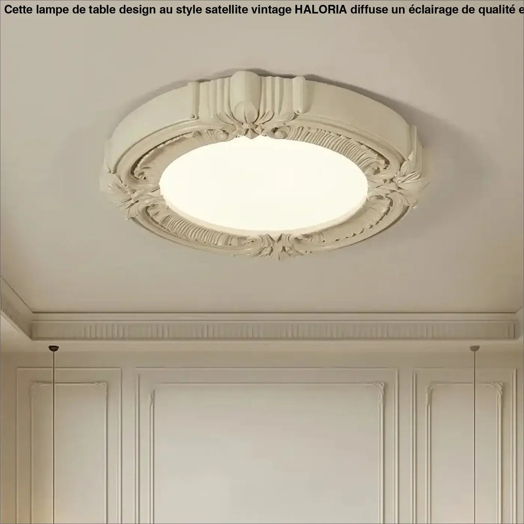 Luminaire plafonnier rosalia en couleur off-white avec un panneau en verre dépoli circulaire et un design orné artistique