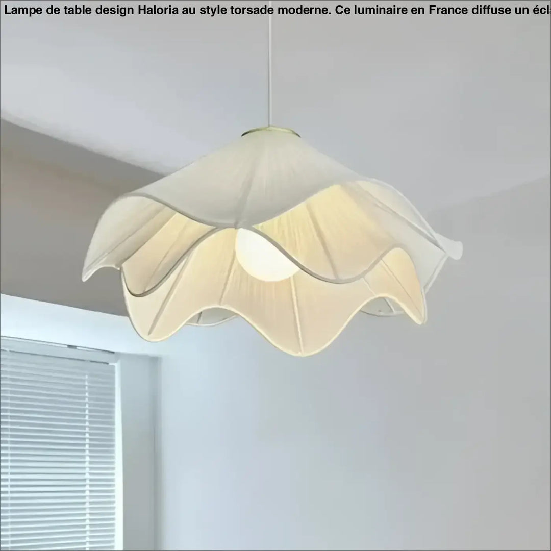 Suspension luminaire troka en tissu délicat ivoire avec design en forme de pétales et bordure dorée subtile