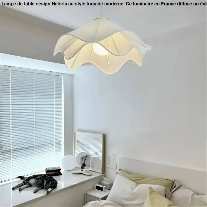 Suspension luminaire troka en tissu ivoire délicat avec design de pétales froncés suspendue au plafond