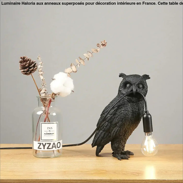Lampe de table owly noire en forme de hibou avec surface texturée et ampoule à filament pour décoration intérieure artistique