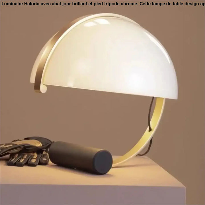Lampe de table arcena avec abat-jour en verre opalin blanc et structure métallique dorée demi lune aux courbes élégantes